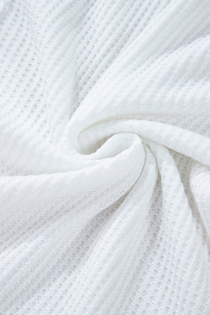 Haut en tricot gaufré à rayures blanches et coutures apparentes