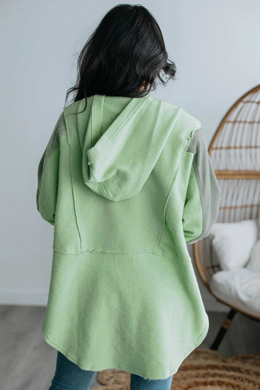 Sudadera con capucha y escote abotonado con costuras expuestas en bloque de color verde