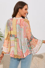 Blusa transparente con botones y cuello en V con encaje y mangas acampanadas con estampado de paisley multicolor 