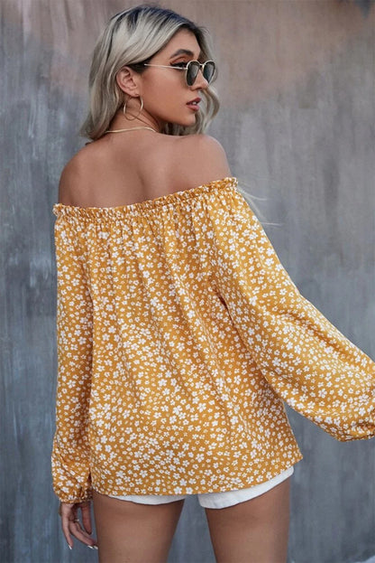 Blusa con hombros descubiertos y ribete de volantes con estampado floral amarillo 