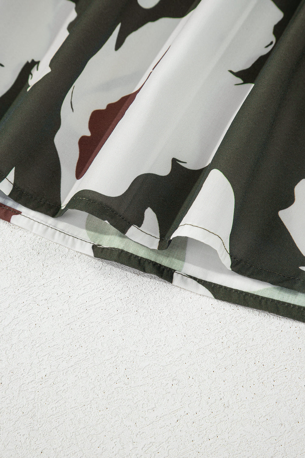 Chemisier à manches bouffantes et demi-bouton à imprimé floral abstrait trèfle à quatre feuilles