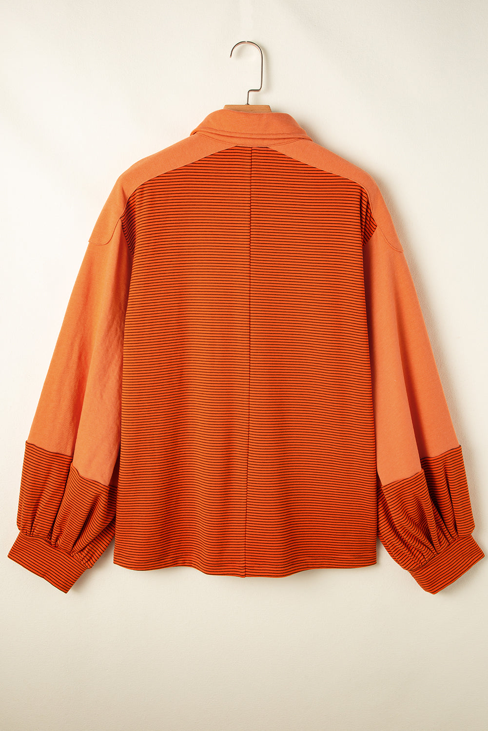 Sweat-shirt Henley à rayures orange, coutures apparentes, col rabattu et manches bouffantes