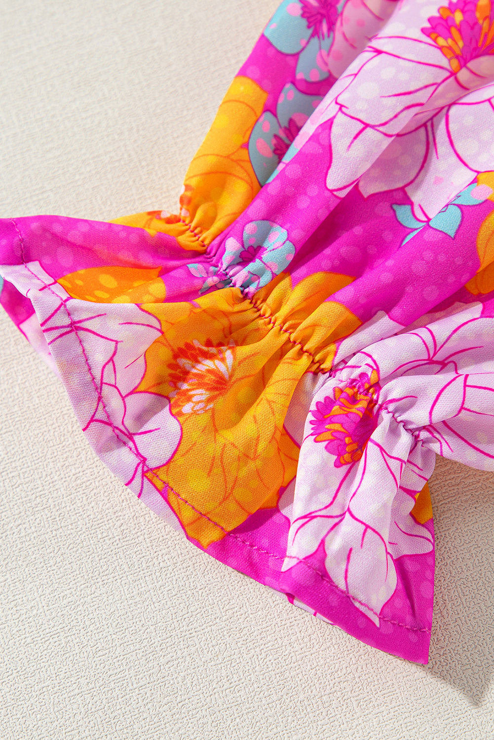 Chemisier à imprimé floral rose, manches volantées et col cranté