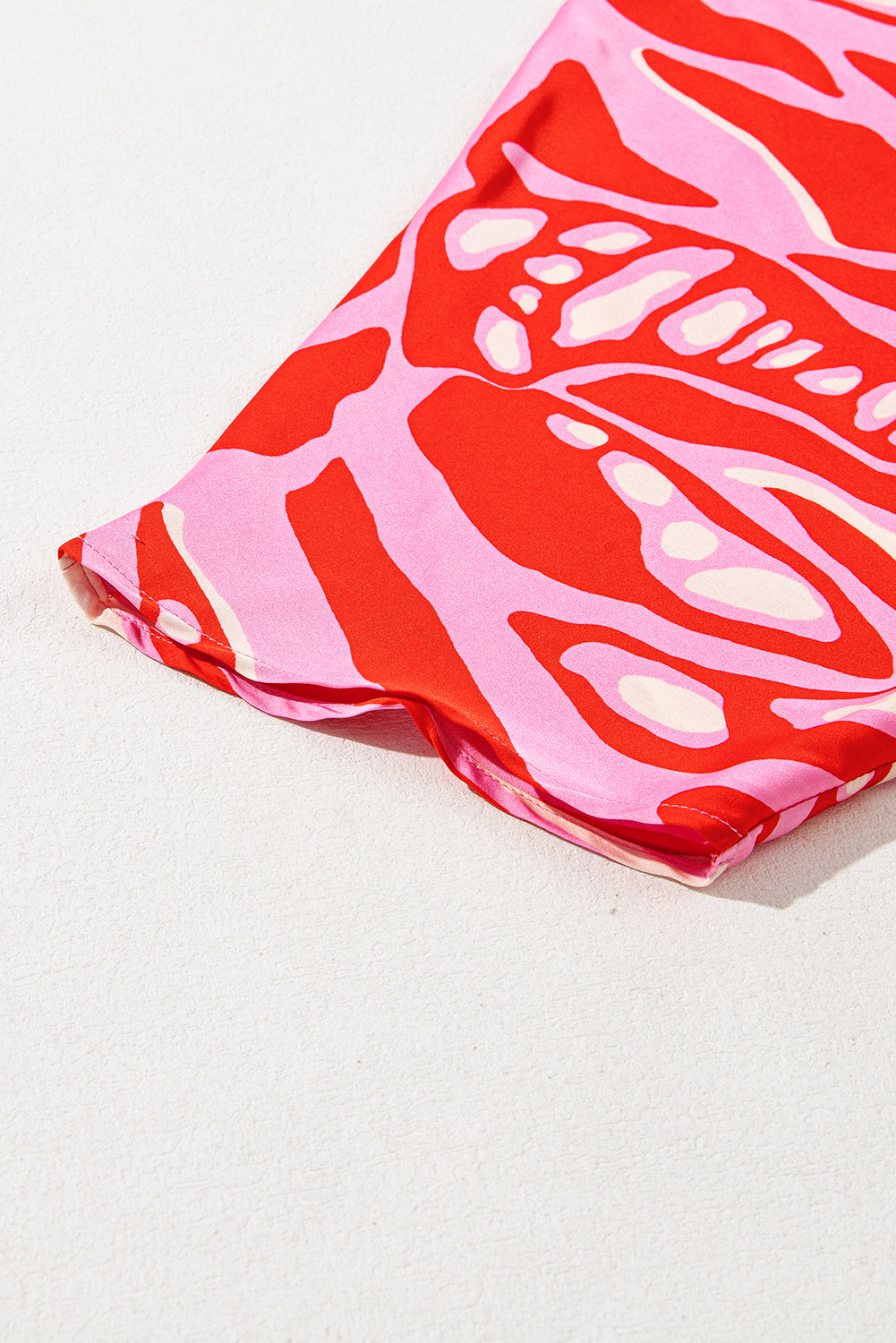 Chemisier surdimensionné rouge à imprimé abstrait, col en V et manches chauve-souris