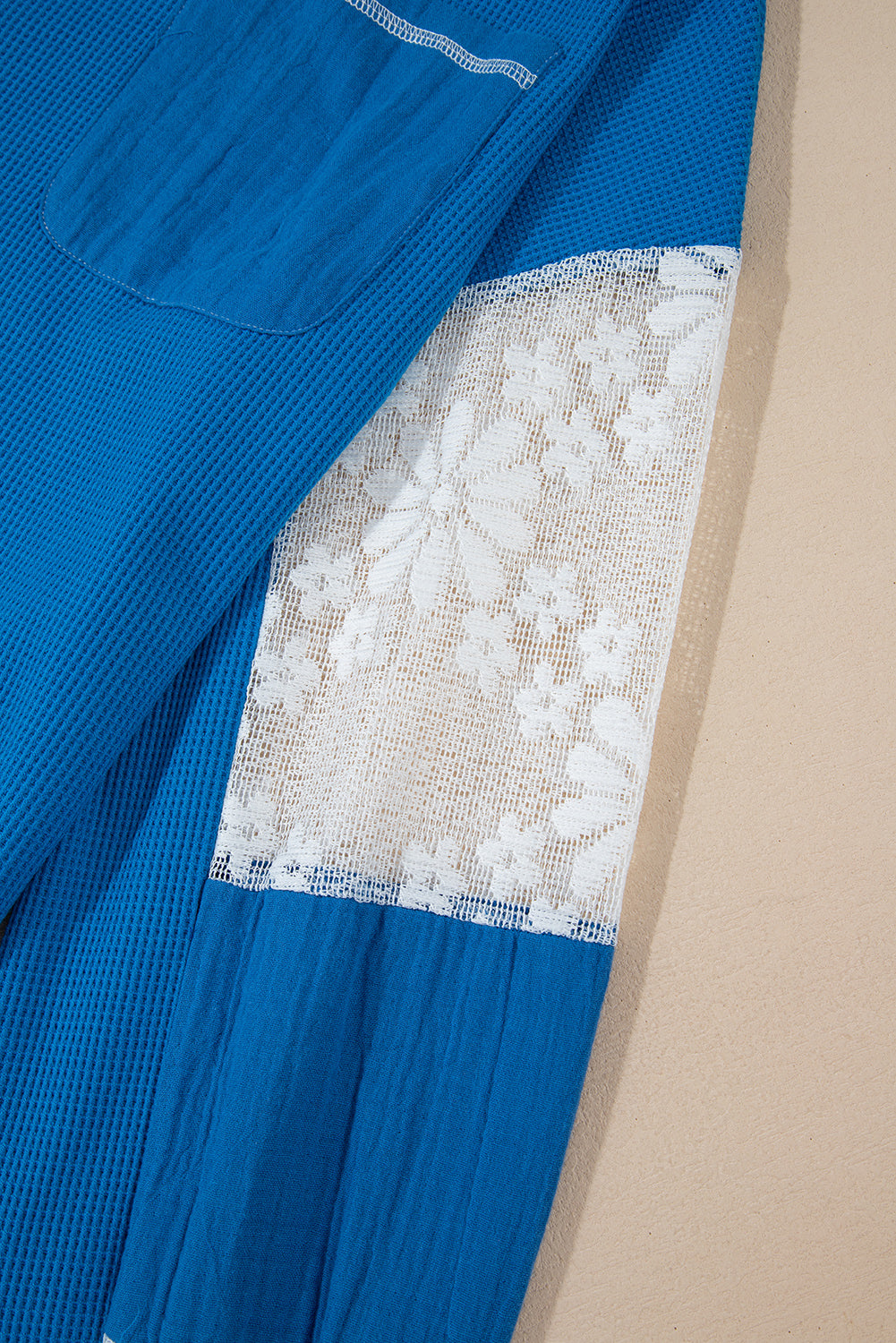 Chemisier en maille côtelée bleu ciel à manches patchwork florales et col en V