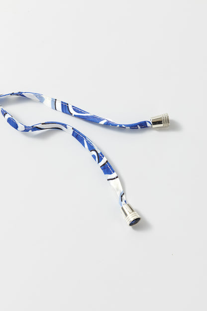 Robe Ashleigh bleue à imprimé floral vintage et manches larges à volants