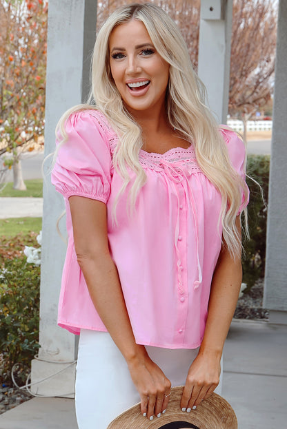Chemisier rose clair à manches bouffantes et col carré en dentelle