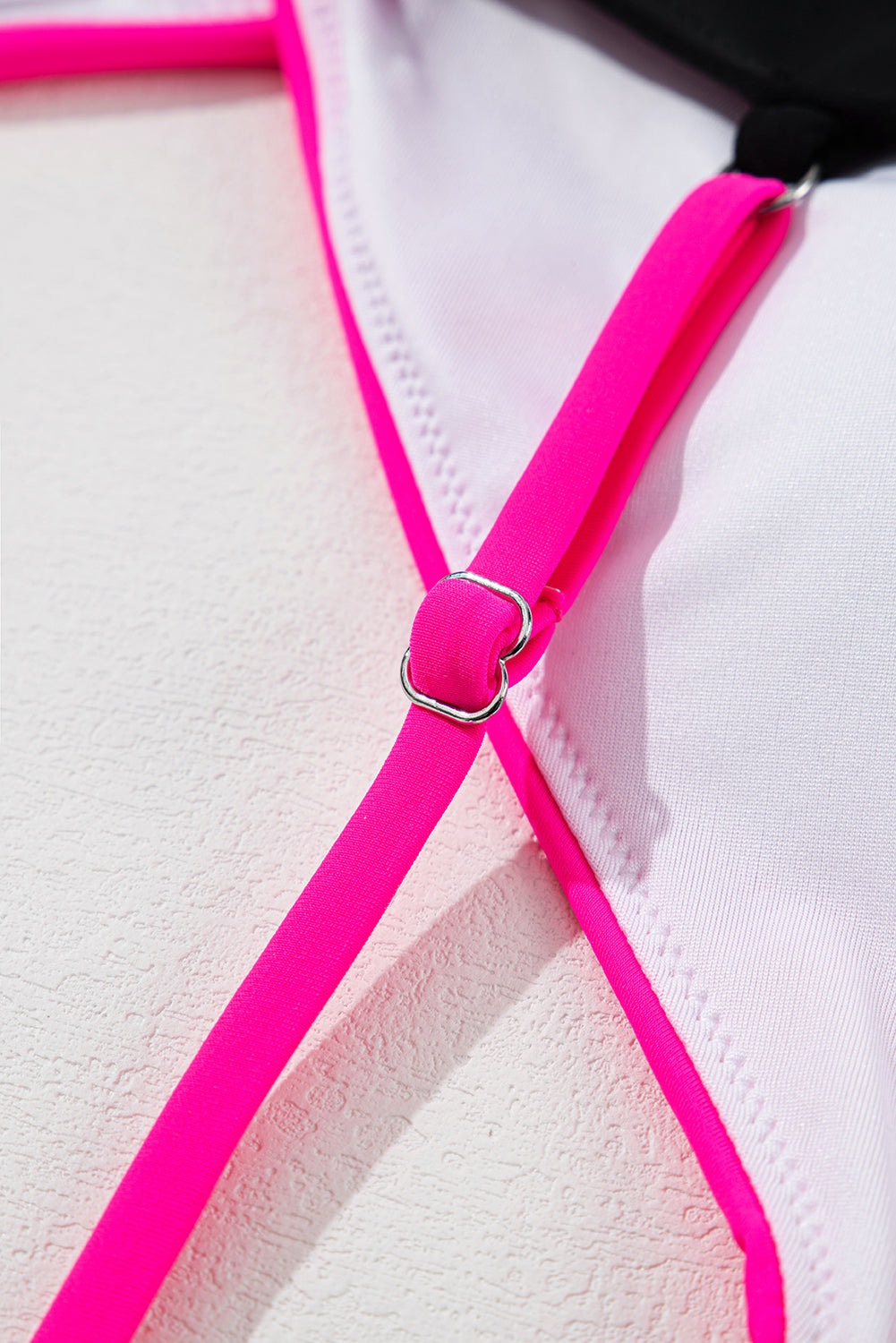 Maillot de bain une pièce à découpes croisées et colorblock rouge rose