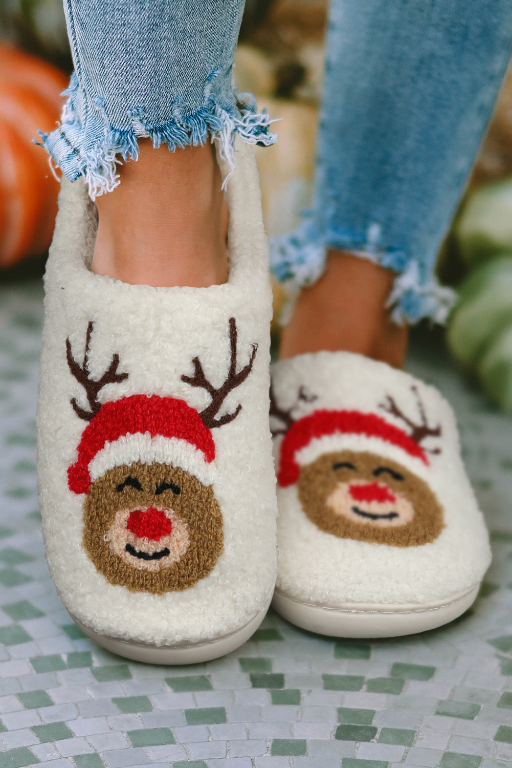 Pantuflas de felpa para interiores con diseño de ciervo navideño blanco 