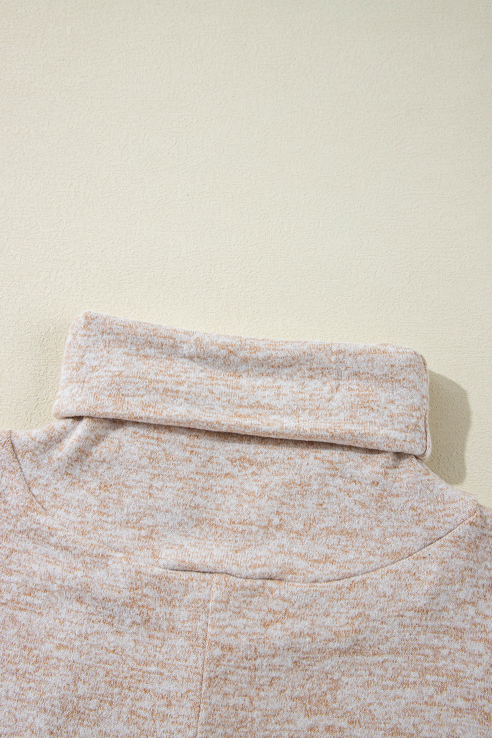 Haut fendu à manches longues et col montant avec cordon de serrage et imprimé abricot