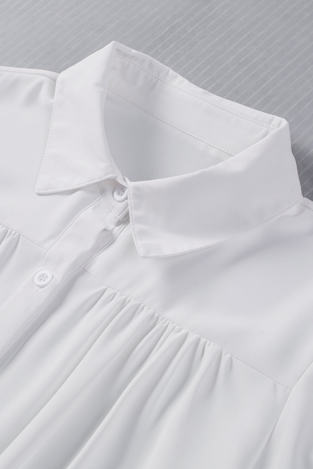 Chemisier boutonné à manches bouffantes de couleur unie