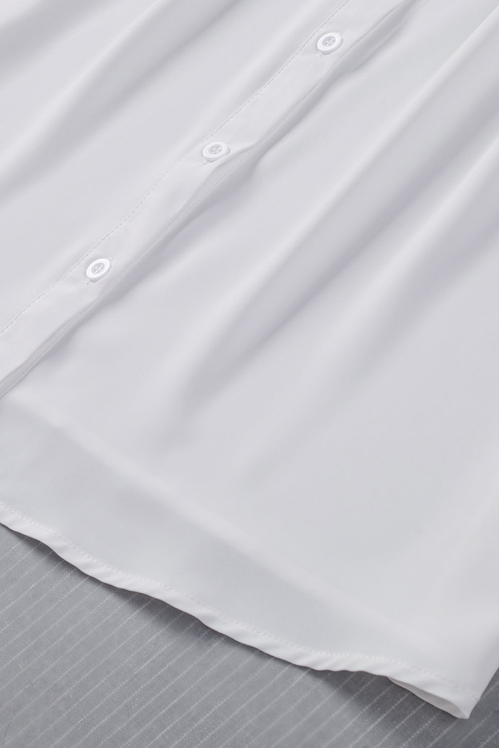 Chemisier boutonné à manches bouffantes de couleur unie