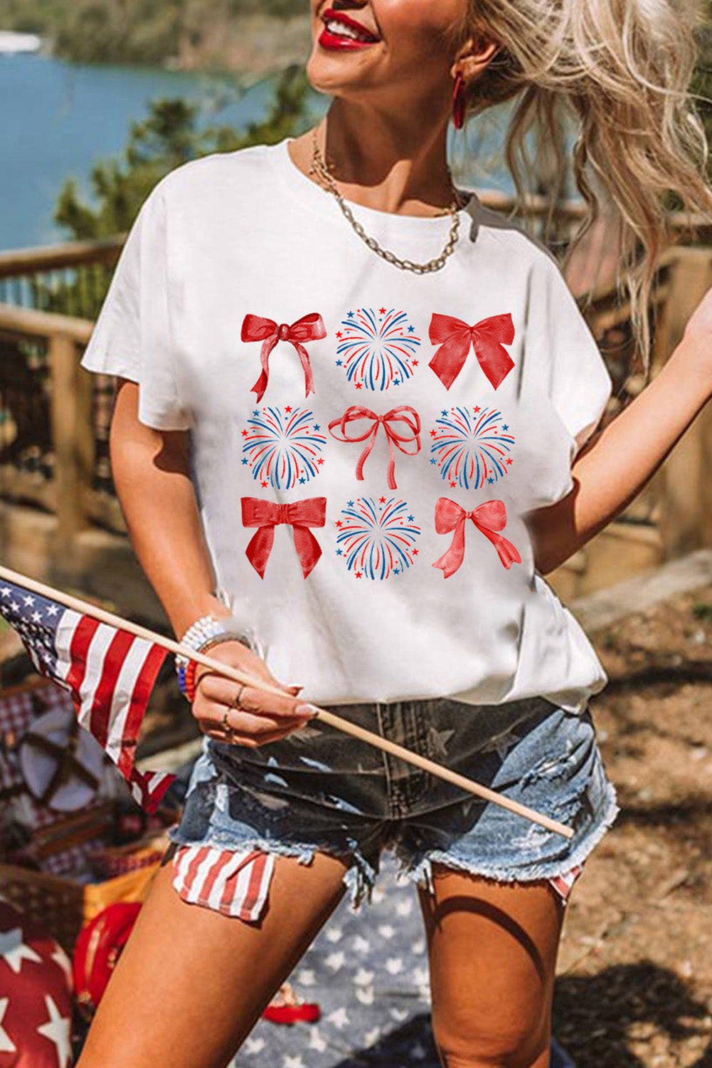 T-shirt blanc avec motif de feu d'artifice et nœud papillon pour la célébration du 4 juillet