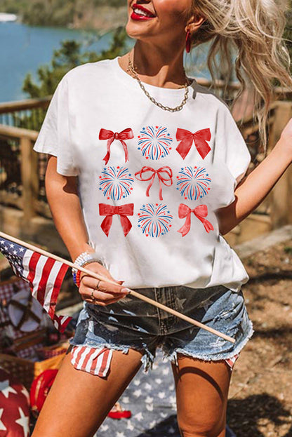 T-shirt blanc avec motif de feu d'artifice et nœud papillon pour la célébration du 4 juillet