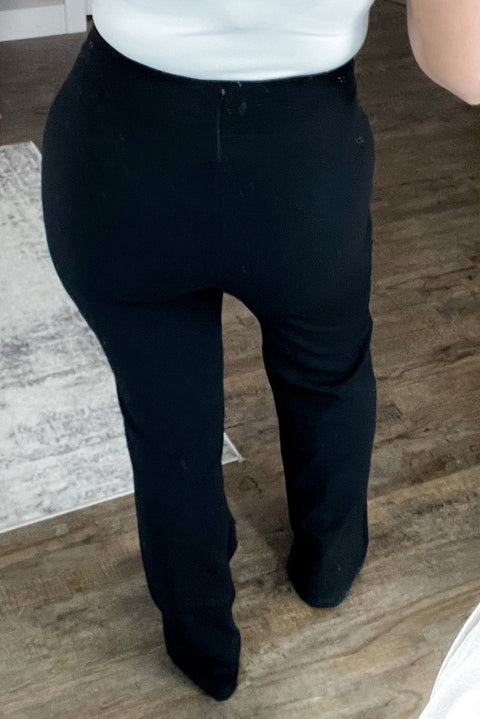 Pantalones negros de talla grande con pierna recta y costura expuesta 