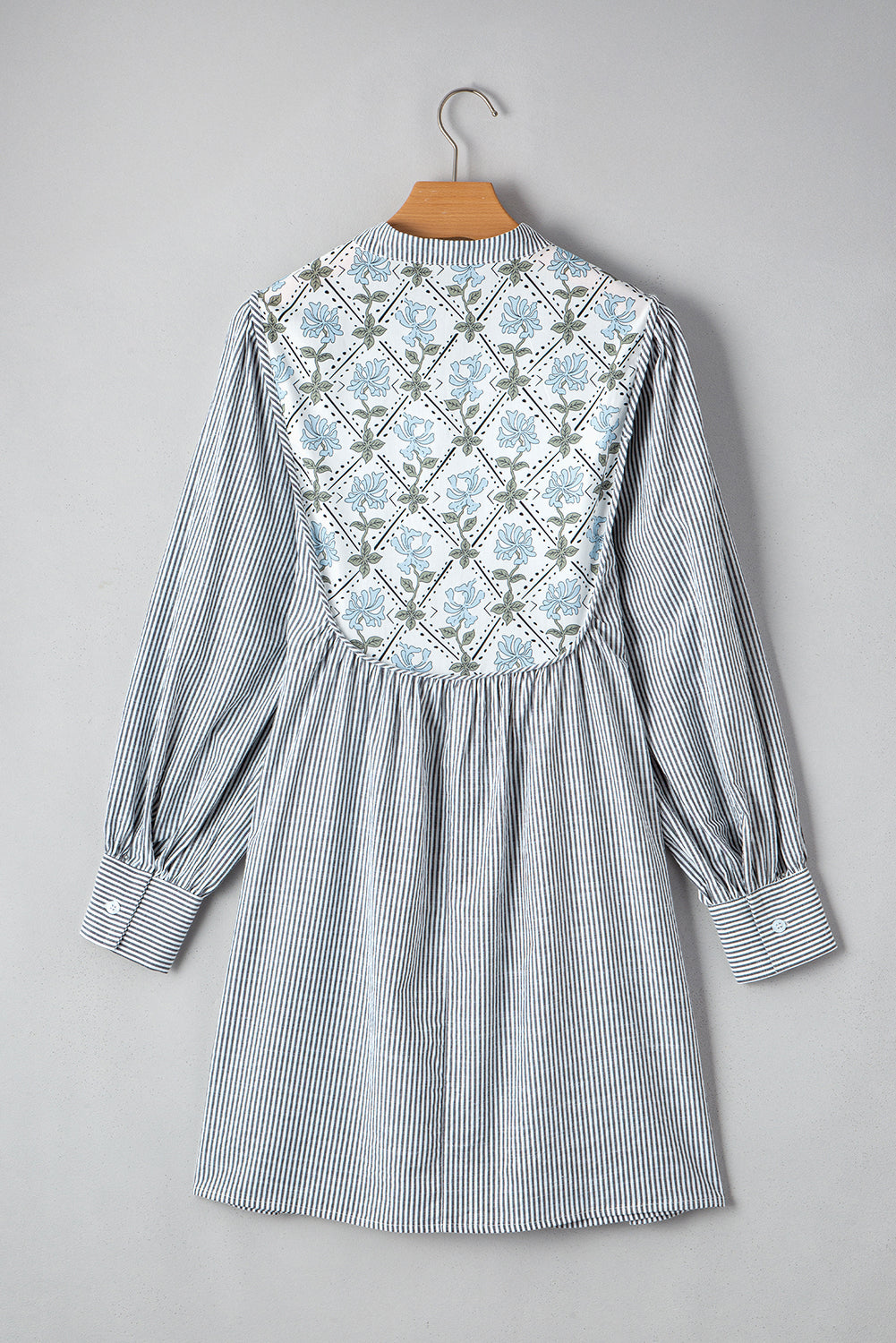 Robe courte noire à rayures et à fleurs, col en V, manches longues