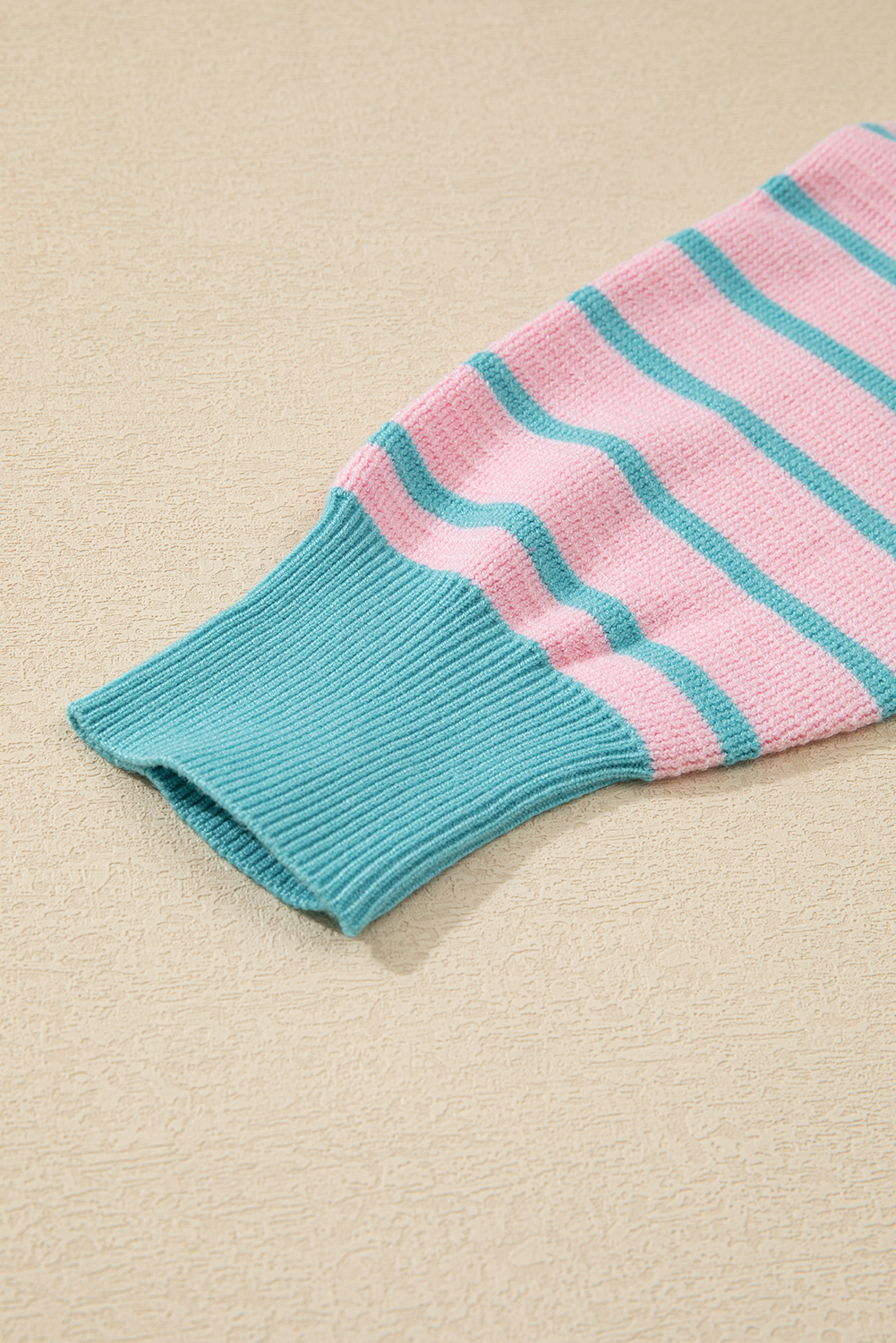 Pull ample à rayures roses, col rond et épaules tombantes