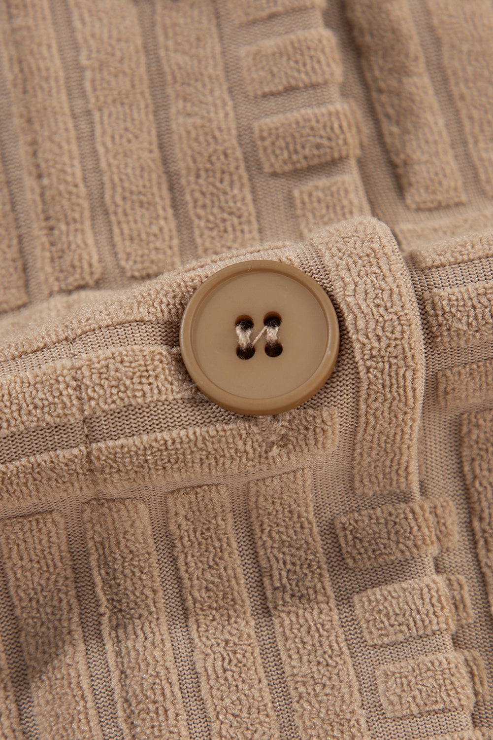 Veste boutonnée texturée kaki foncé avec poche poitrine