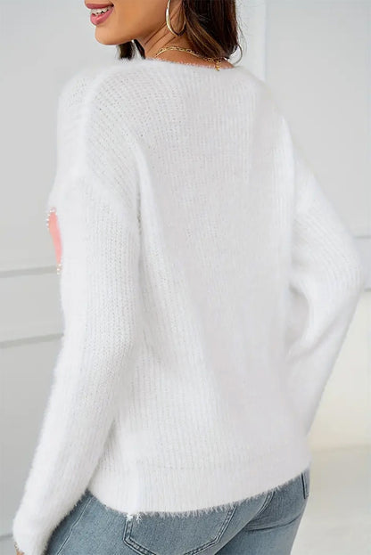 Pull col V duveteux à motif cœur et perles blanches