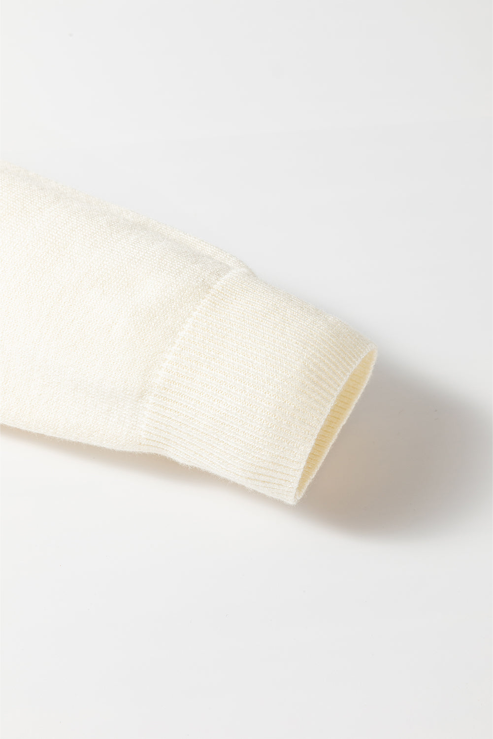 Cardigan boutonné à rayures blanches et motifs colorés sur le devant