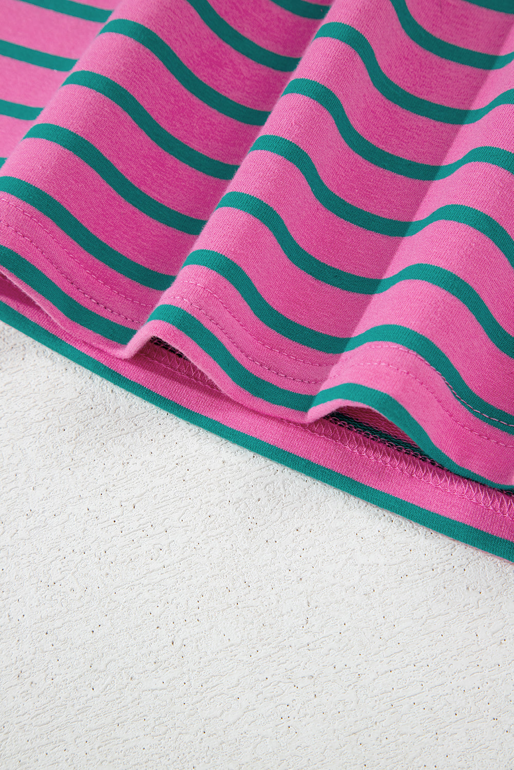 Chemisier à col rond et manches volantées à rayures roses