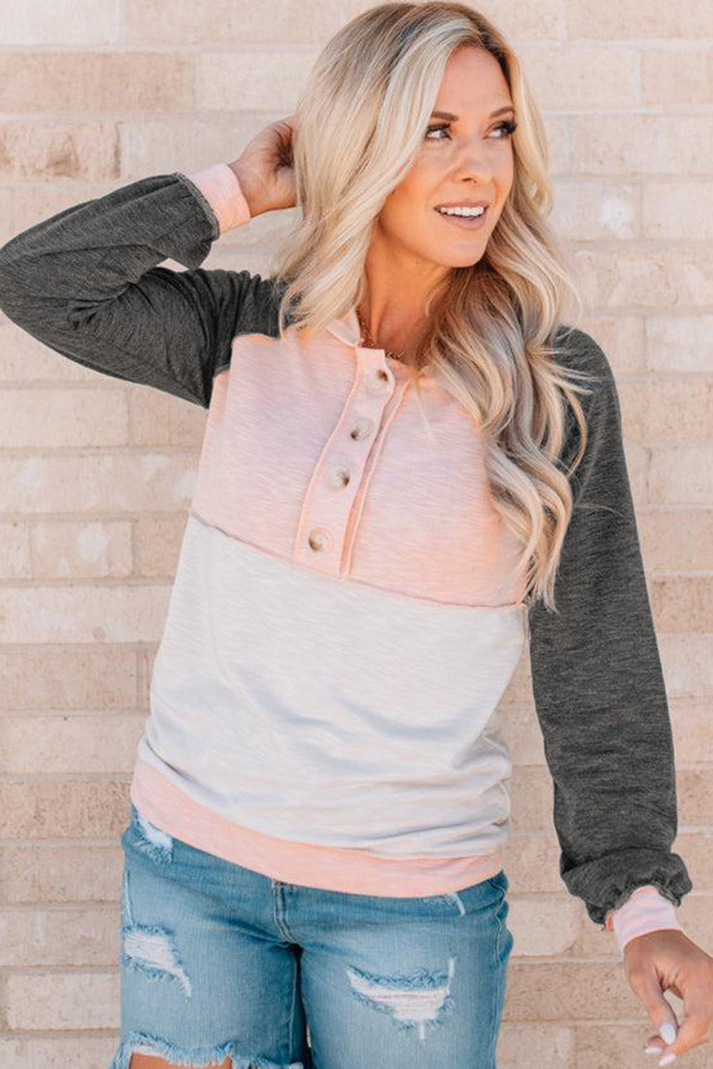 Sudadera con capucha y detalles de botones en bloques de color