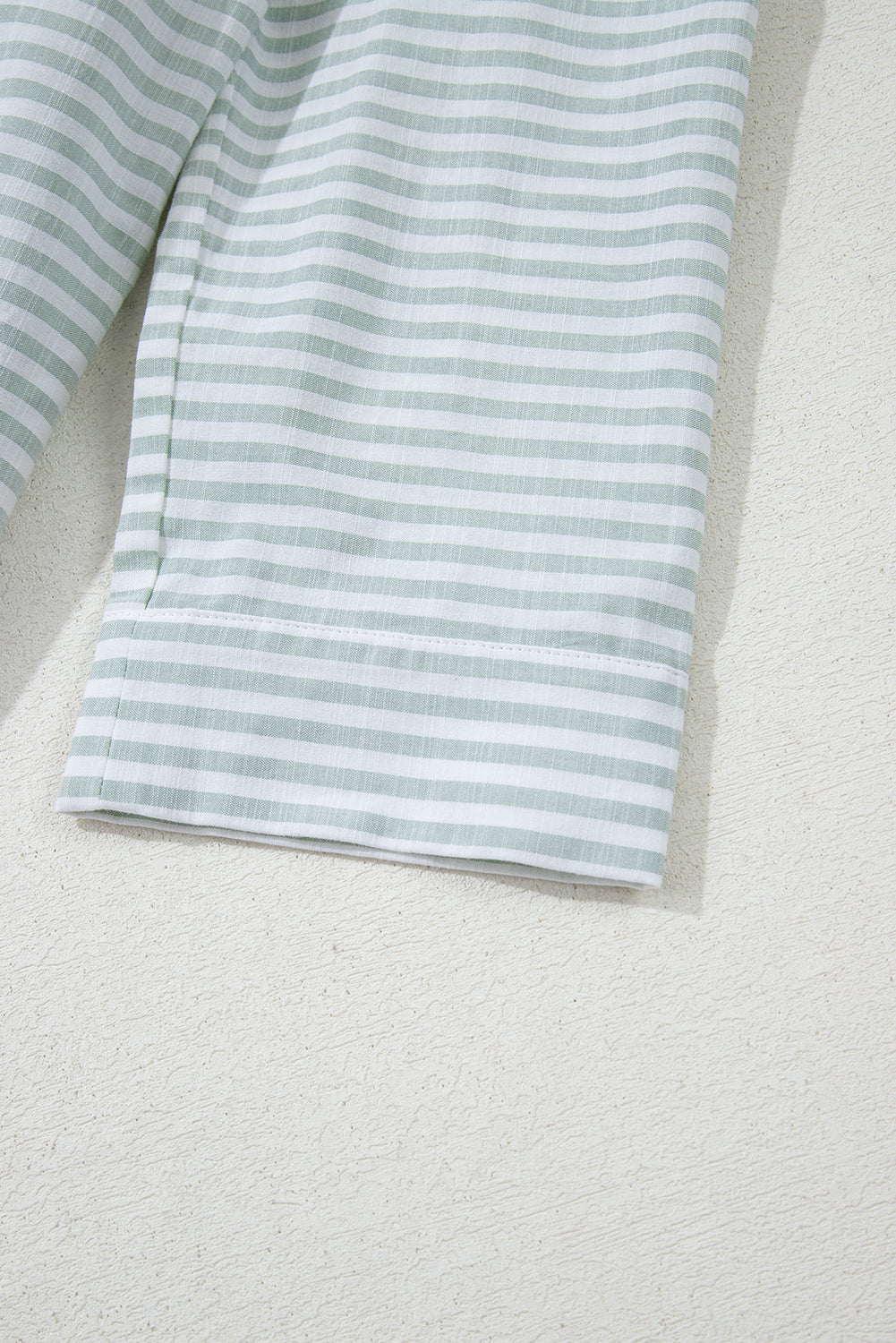 Robe de plage à rayures blanches, col en V, poche poitrine, manches longues