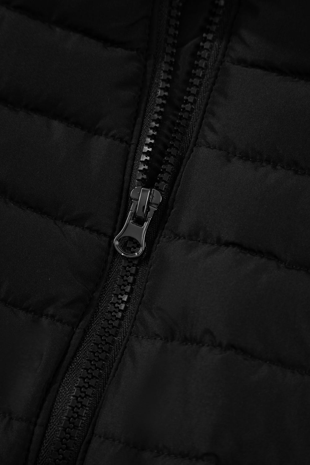 Gilet matelassé zippé à col en peluche noir