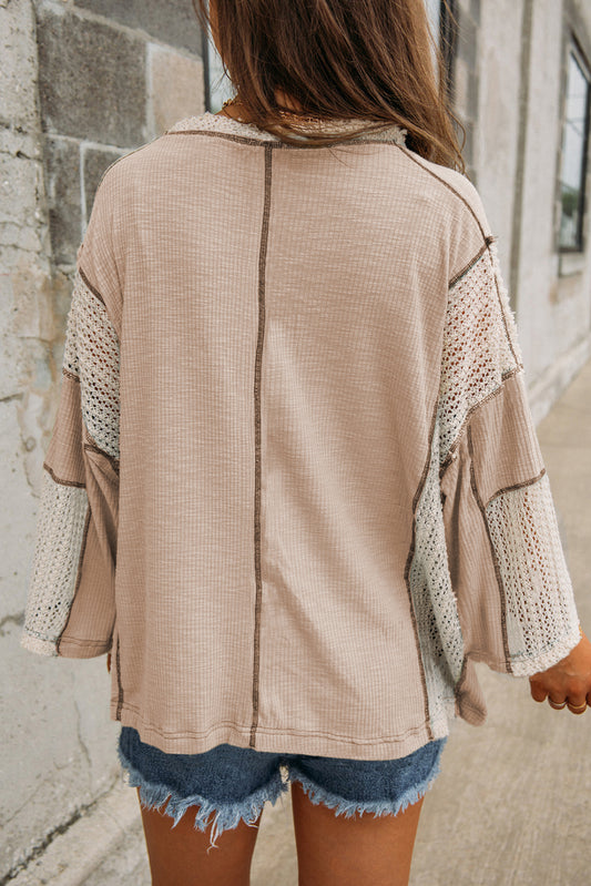 Haut ample haut-bas à coutures apparentes et détails en crochet parchemin