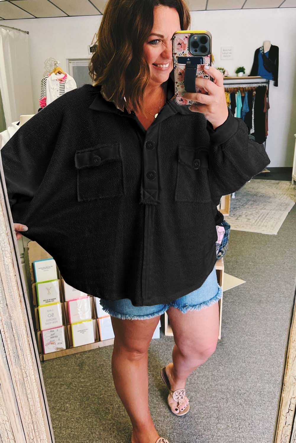 Top henley blanco con bolsillo con solapa y manga larga de talla grande 