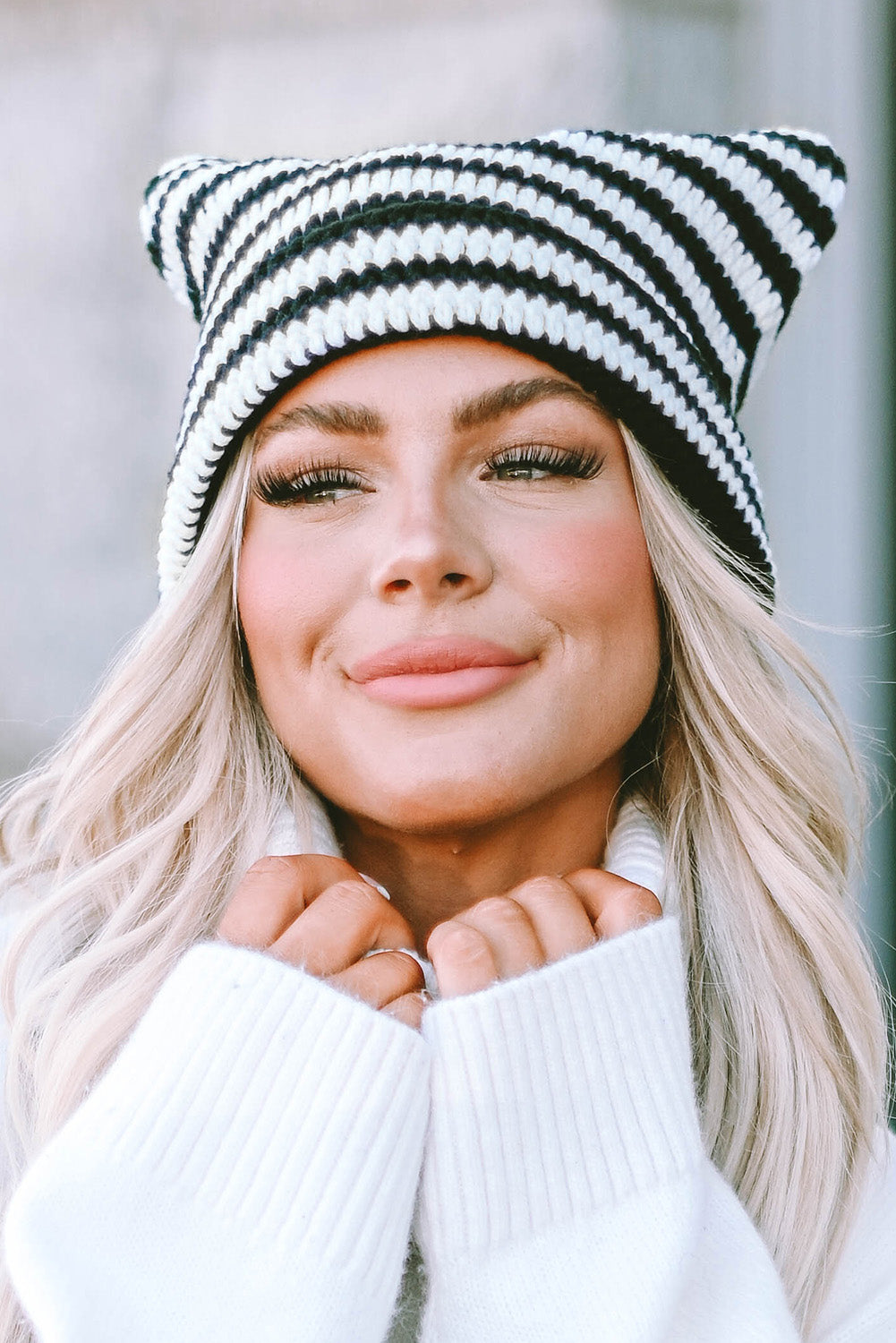 Gorro de punto rojo con orejas de gato a rayas lindas 