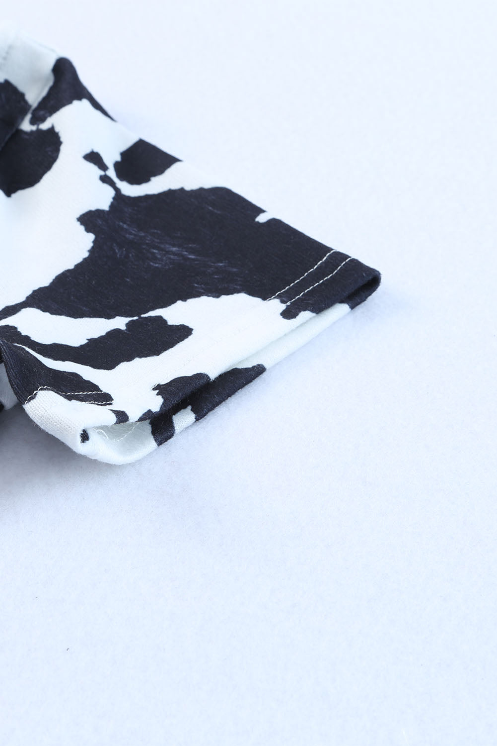 Top de manga corta con abertura y estampado de vaca de un hombro 