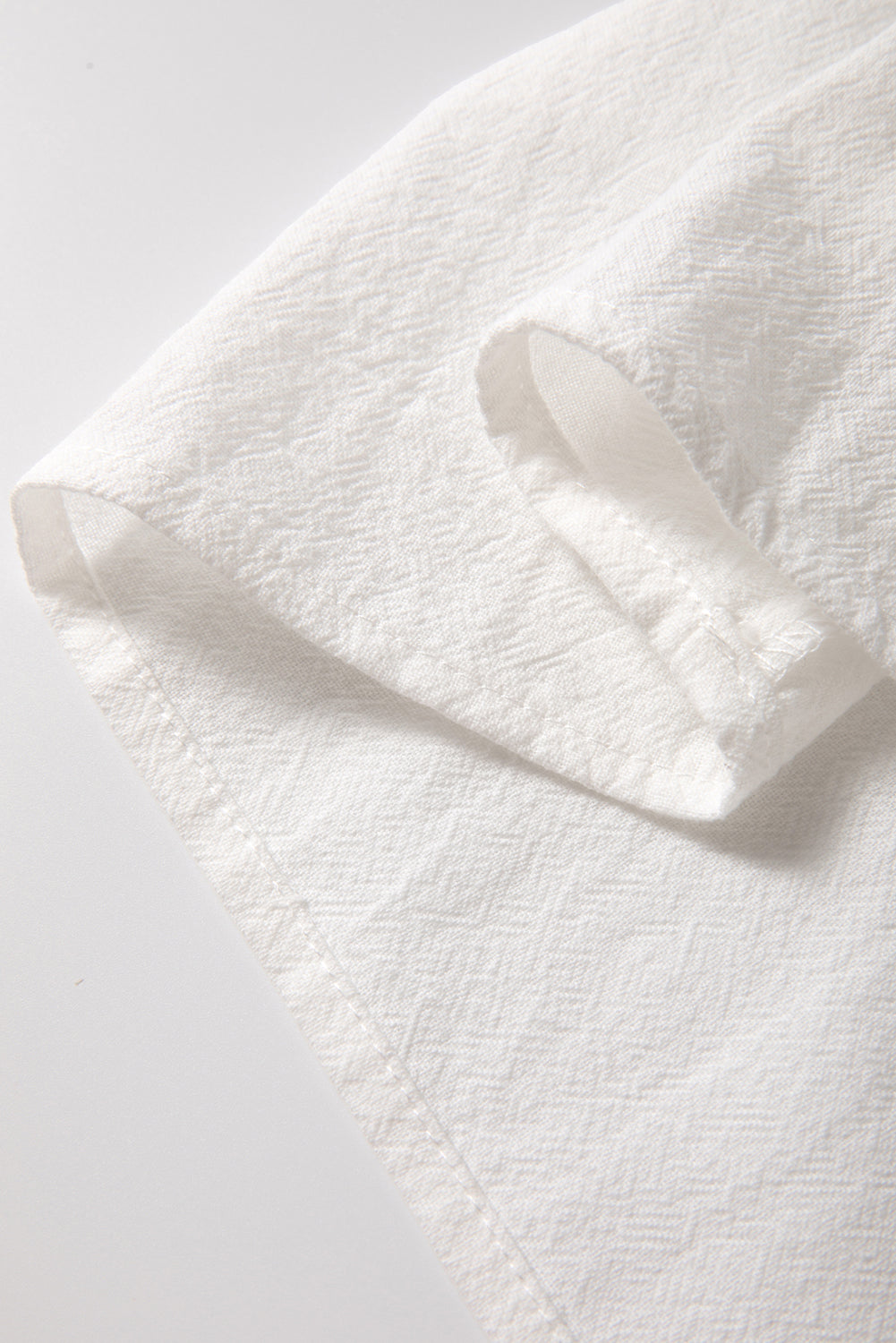 Chemisier blanc boutonné à manches longues et broderie géométrique