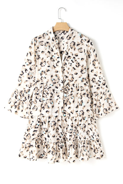 Robe kaki à imprimé léopard, boutonnée sur le devant, manches 3/4, ourlet à volants superposés