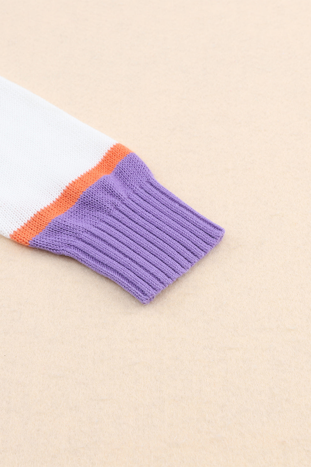 Cardigan boutonné à manches longues et bordure côtelée à rayures beiges