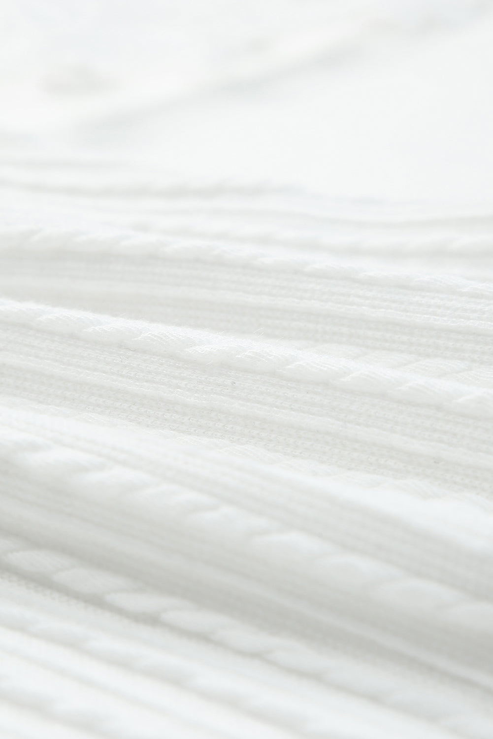 Blusa de punto texturizada con mangas de malla y apliques florales 