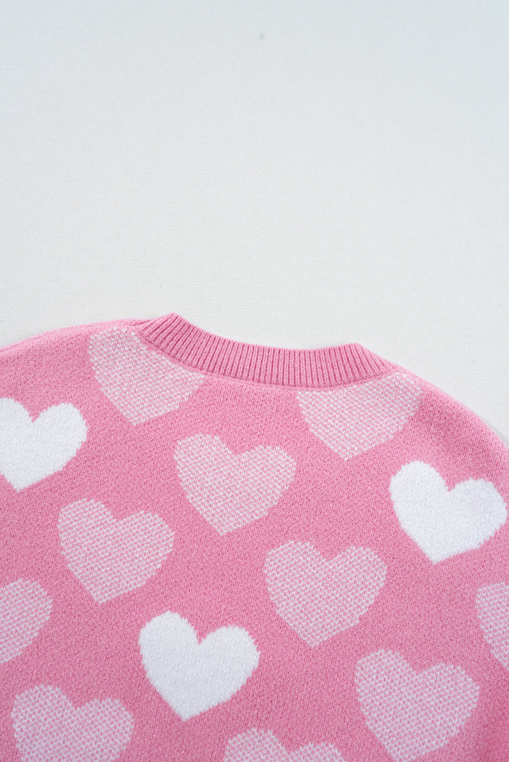 Pull ras du cou rose à imprimé cœur perlé pour la Saint-Valentin