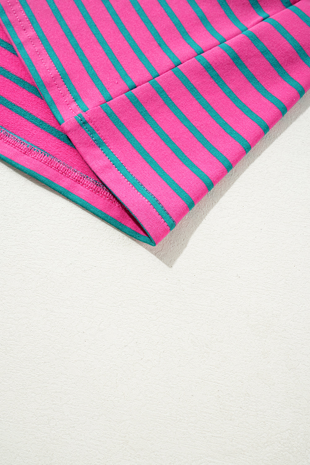 Robe t-shirt à rayures roses, col en V, manches bouffantes