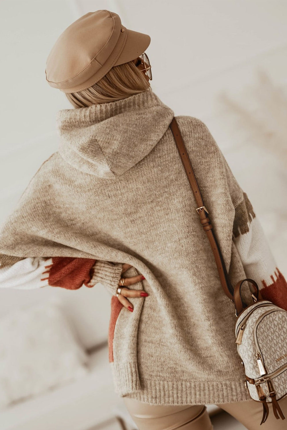 Jersey con capucha y bolsillo de canguro en bloques de color marrón 