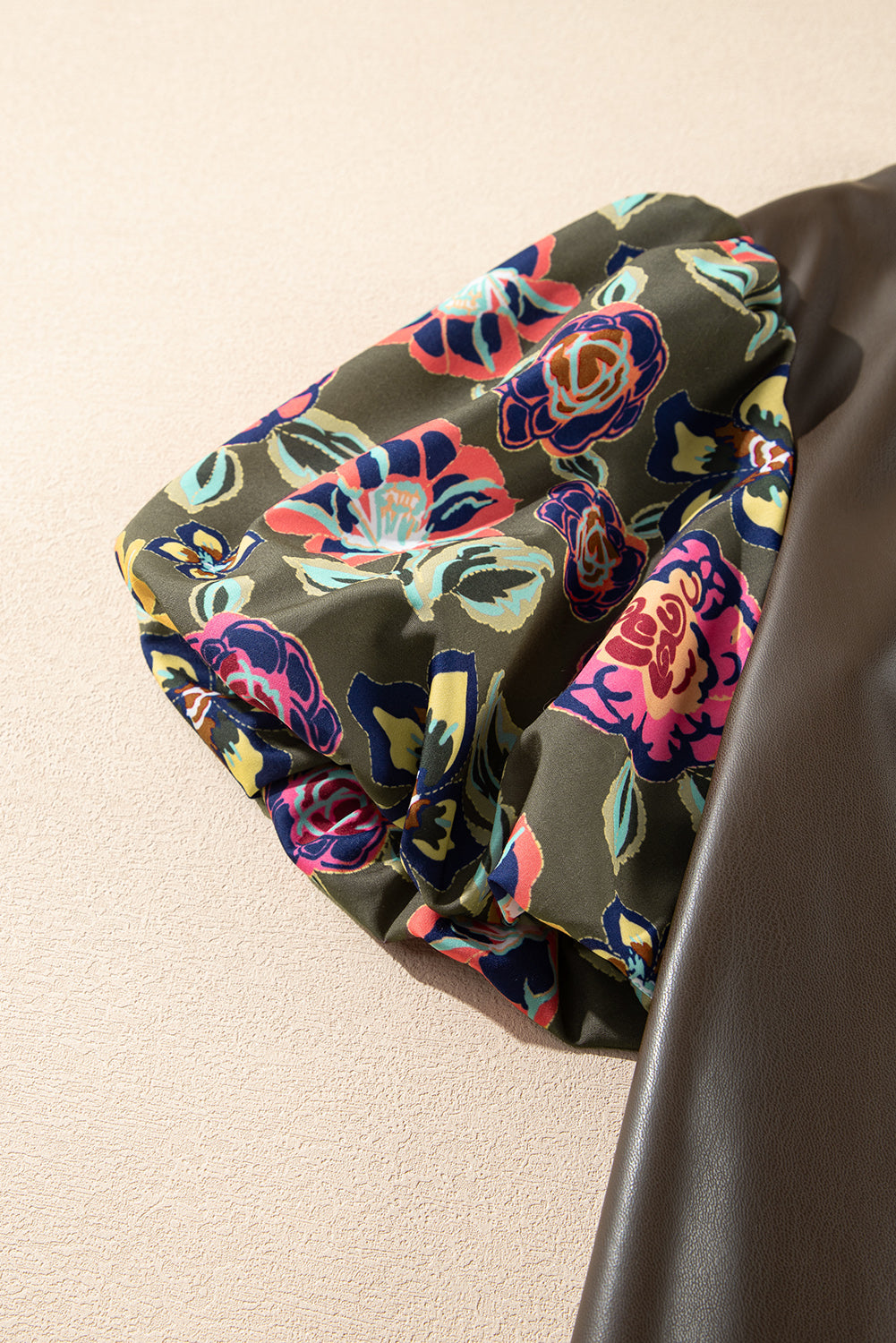 Chemisier à col rond et volants en similicuir à motif floral trèfle à quatre feuilles, manches bouffantes et patchwork