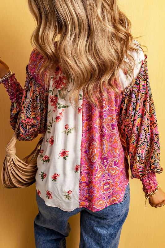Blusa con cuello en V y puños fruncidos con patchwork floral multicolor