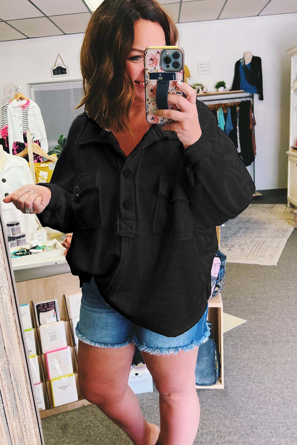 Top henley blanco con bolsillo con solapa y manga larga de talla grande 