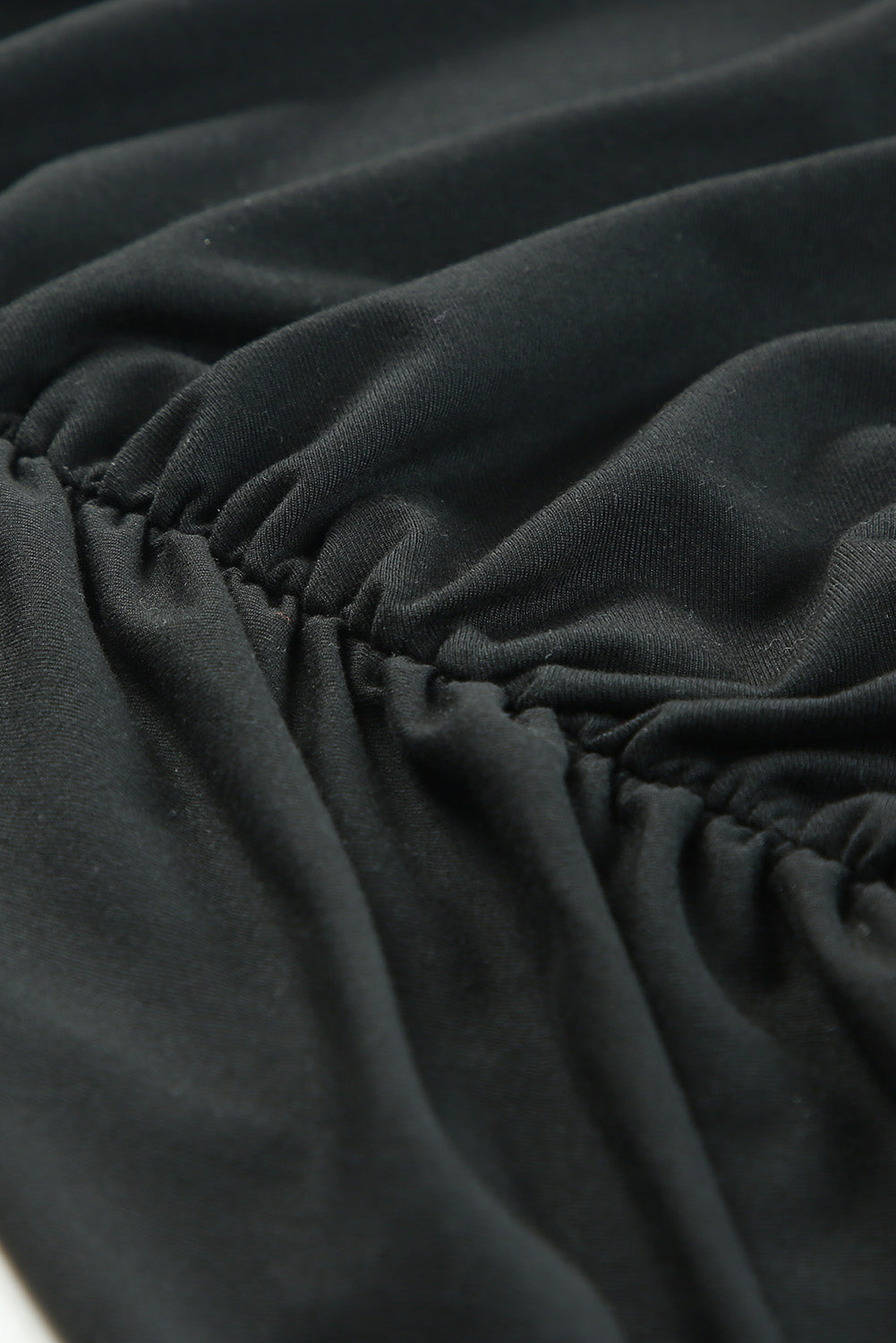 Vestido ajustado fruncido de manga corta con un solo hombro