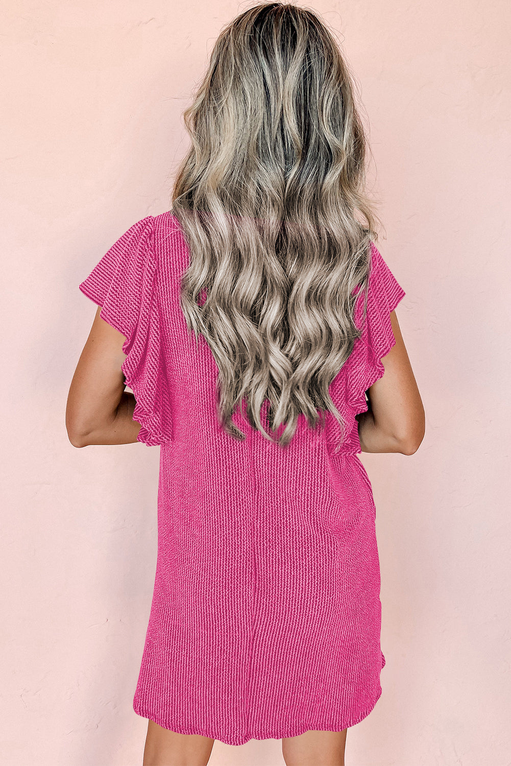 Mini-robe texturée rouge rose à volants et manches flottantes