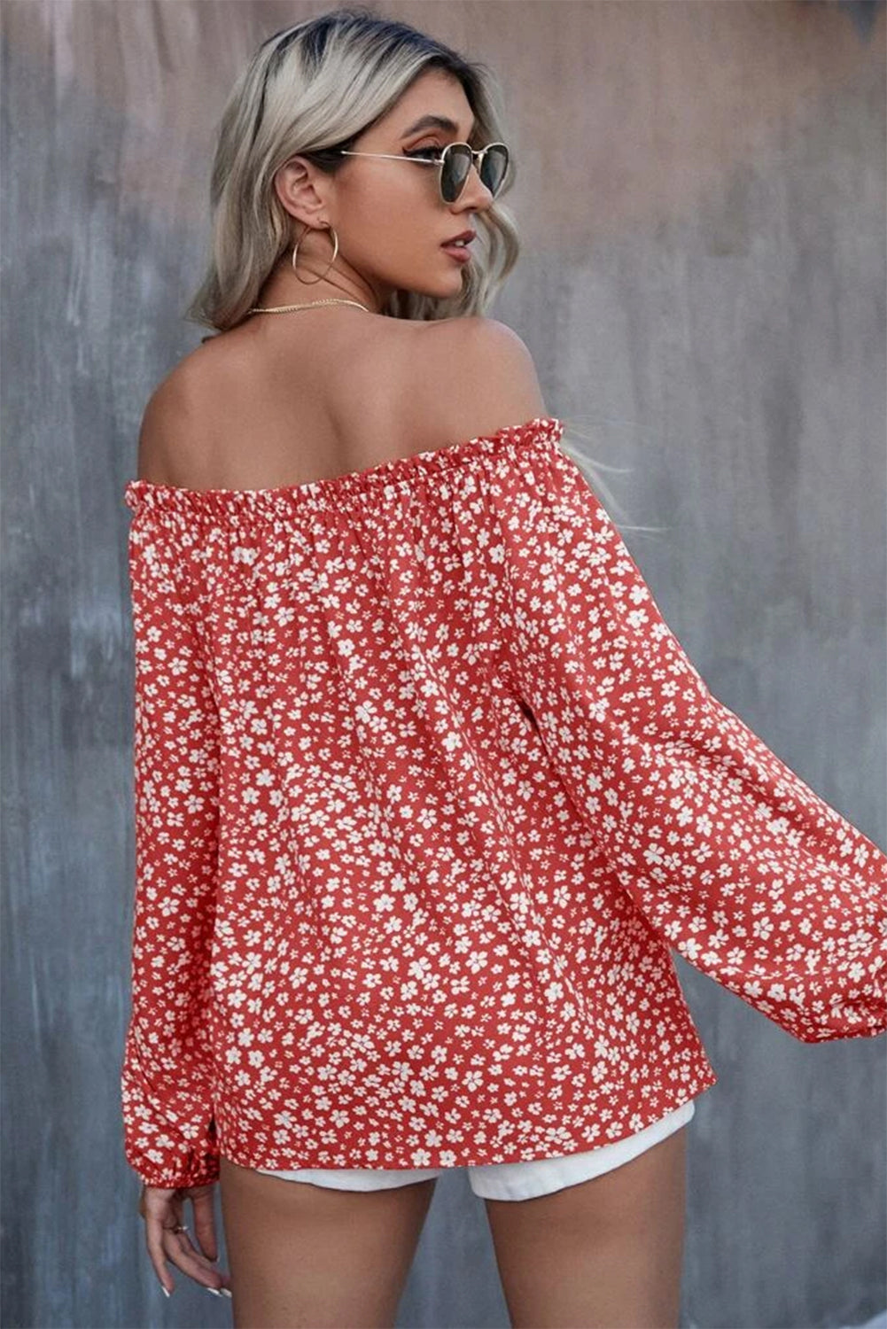 Blusa con hombros descubiertos y ribete de volantes con estampado floral amarillo 