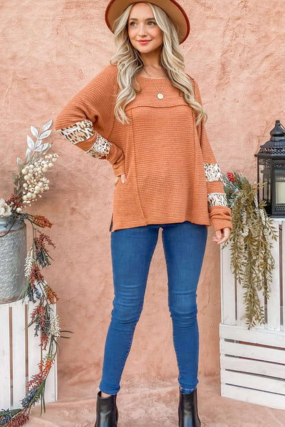 Top de punto tipo gofre con costuras expuestas y empalme de leopardo albaricoque 