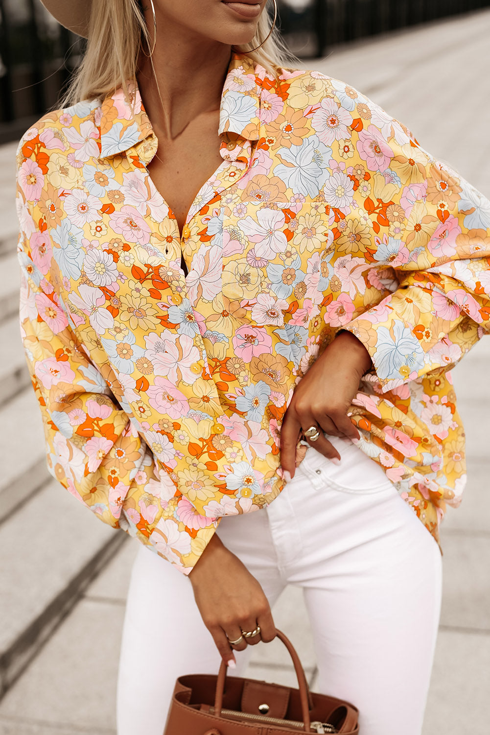 Camisa holgada con cuello vuelto y estampado floral amarillo