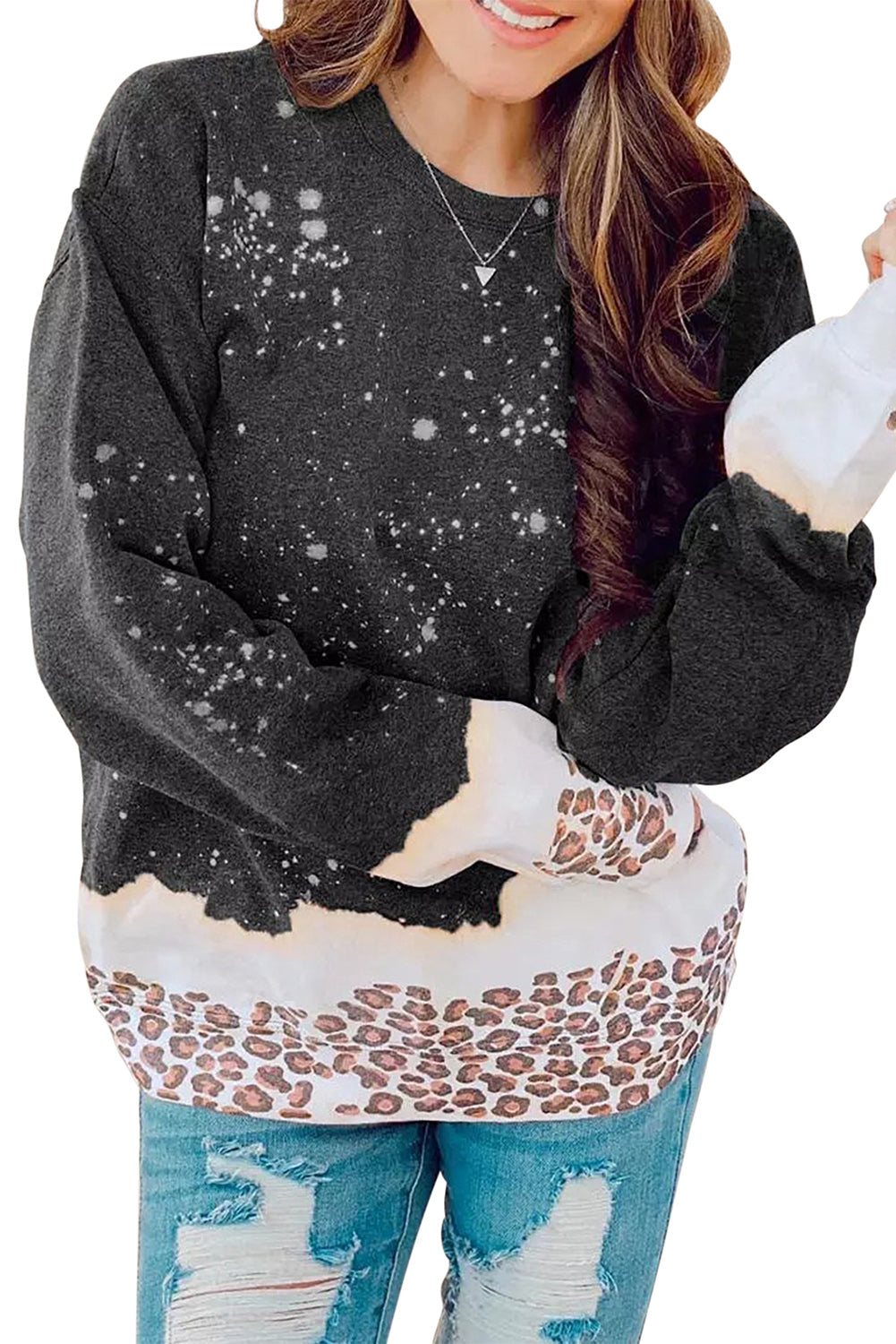 Sudadera blanqueada con estampado de leopardo navideño nevado