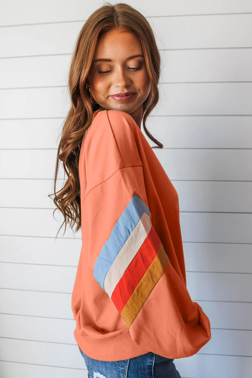 Sweat-shirt ample à col rond et manches rayées avec motif flamant rose arc-en-ciel