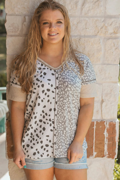 T-shirt kaki grande taille à imprimé léopard et col en V